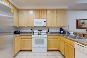 2nd floor condo w pools sauna hot tub balcony gym near theme parks