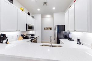 2nd floor condo w tennis court restaurant balcony near theme parks sauna