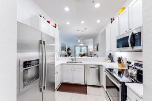 2nd floor condo w tennis court restaurant balcony near theme parks sauna