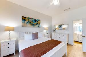 2nd floor condo w tennis court restaurant balcony near theme parks sauna