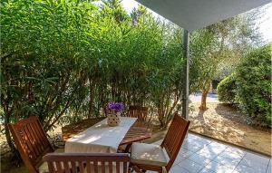 1 Bedroom Lovely Apartment In Kampor