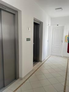 Apartemento 4 suítes e ampla área de lazer em Riviera de São Lourenço