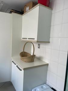 Apartemento 4 suítes e ampla área de lazer em Riviera de São Lourenço