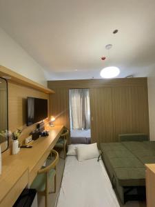 Near MOA & NAIA - Condo for 6, Wi-Fi, PS4, Netflix