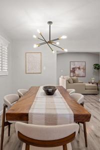 Stylish 3BR 2 Living Areas 10 Min to Airport