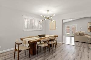 Stylish 3BR 2 Living Areas 10 Min to Airport