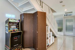 Hang Ten- Large Townhome lux amenities parking