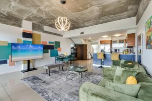 Hang Ten- Large Townhome lux amenities parking