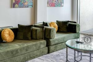 Hang Ten- Large Townhome lux amenities parking