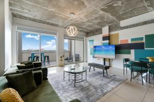 Hang Ten- Large Townhome lux amenities parking