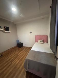 Apartamento com churrasqueira privativa em Praia Grande