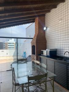 Apartamento com churrasqueira privativa em Praia Grande