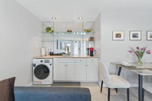 Bright 2BR Lower Suite for 6, Vancouver, Near UBC, Beach & Downtown