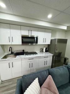 Velvet and Rose Elegant Private 2BR Basement Suite