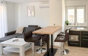 Beautiful Apartment In Povljana With House Sea View