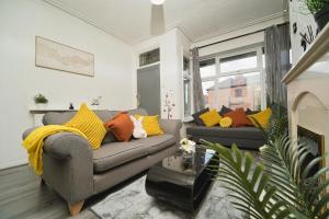 4 Bedroom House Sleeps 8 Free Parking & WiFi