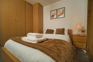 4 Bedroom House Sleeps 8 Free Parking & WiFi