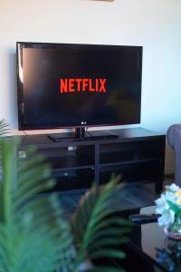 4 Bedroom House Sleeps 8 Free Parking & WiFi