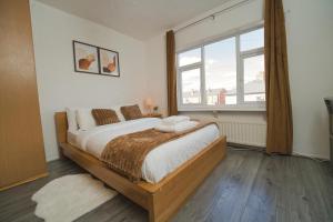 4 Bedroom House Sleeps 8 Free Parking & WiFi