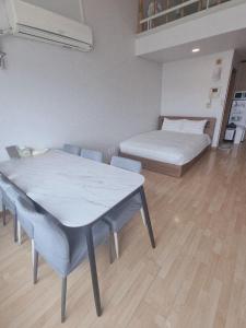 Hongdae Residence-1min from Hongik Uni station Exit1