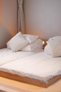 LQ301 Direct Bus to Senso-ji, Designer Stay Near Asakusa, Easy Access to Ueno Akihabara