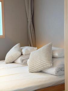 LQ301 Direct Bus to Senso-ji, Designer Stay Near Asakusa, Easy Access to Ueno Akihabara