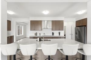 5BR house with Family Fun, Game Room, FencedYard and 5Parking