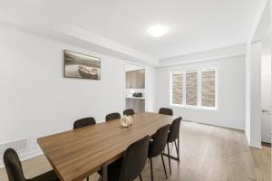 5BR house with Family Fun, Game Room, FencedYard and 5Parking