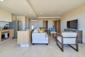 Penthouse Paradise, Arch & Ocean Views, Private Pool!