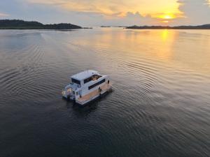 Amore Yacht Ranoh Island Batam