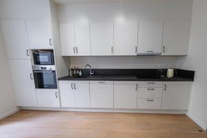 Private Rooms in Shared 7BR Aprt, with WiFi near City Center