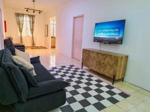 Cozy Seremban Stay, Sleeps 6 Guests