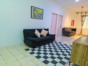 Cozy Seremban Stay, Sleeps 6 Guests
