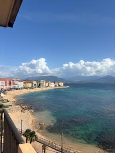 Balcon sur la mer appartement climatisé deux chambre plages commerces et parking gratuit au pied de l immeuble