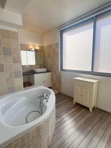 Balcon sur la mer appartement climatisé deux chambre plages commerces et parking gratuit au pied de l immeuble