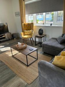 44 Gower holiday village Ty Gŵyr Cosy 2 bedroom Chalet with a seasonal indoor pool