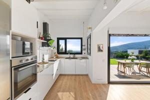 Opening Doors Chic Home PerfectGetaway Amazing views