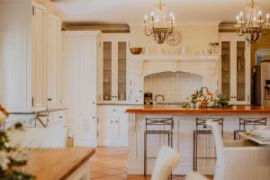 Thistle Hill Guesthouse - walk to many wineries and restaurants