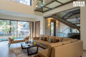 StayVista at Misty Dews with Pool, BBQ