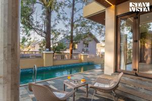 StayVista at Misty Dews with Pool, BBQ