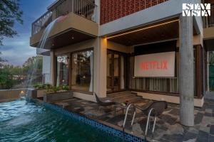StayVista at Misty Dews with Pool, BBQ