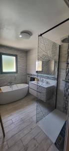 House with 4 air-conditioned bedrooms and swimming pool