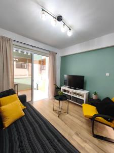 Renovated 2BR Apt near Mackenzie Beach