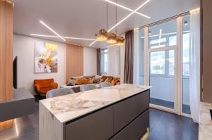 18-196 Manhattan, Beresteiskyi 11, Kyiv, Politekh metro nearby, fantastic city view, 15 kW backup power, Petrovdom Apartment