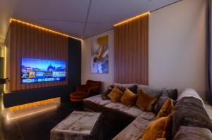 18-196 Manhattan, Beresteiskyi 11, Kyiv, Politekh metro nearby, fantastic city view, 15 kW backup power, Petrovdom Apartment