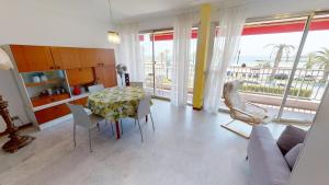 9M - Grand studio climatisé entièrement rénové face à la mer avec terrasse
