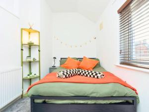 Modern 1 Bedroom Apartment, Free Parking, Sleeps 4, Near University and Gunwharf Quays
