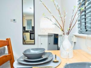 Modern 1 Bedroom Apartment, Free Parking, Sleeps 4, Near University and Gunwharf Quays