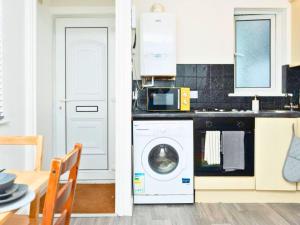 Modern 1 Bedroom Apartment, Free Parking, Sleeps 4, Near University and Gunwharf Quays