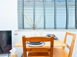 Modern 1 Bedroom Apartment, Free Parking, Sleeps 4, Near University and Gunwharf Quays